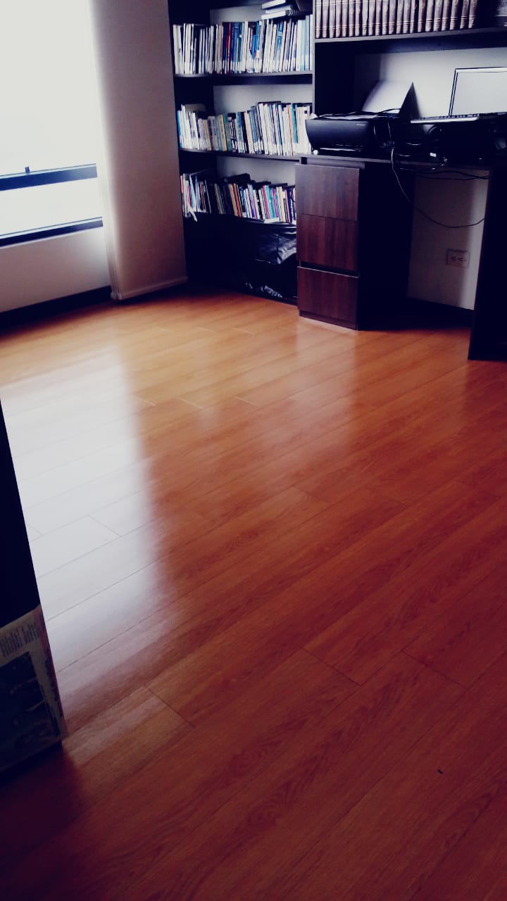 Piso de madera maciza restaurado con acabado uniforme