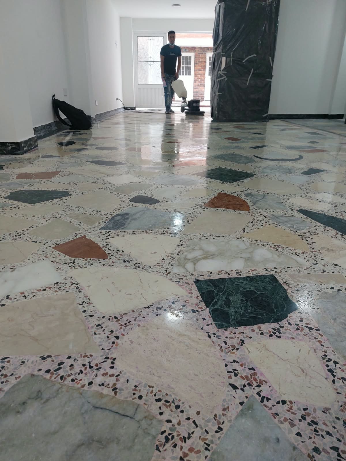Piso mineral con acabado brillante después del pulido