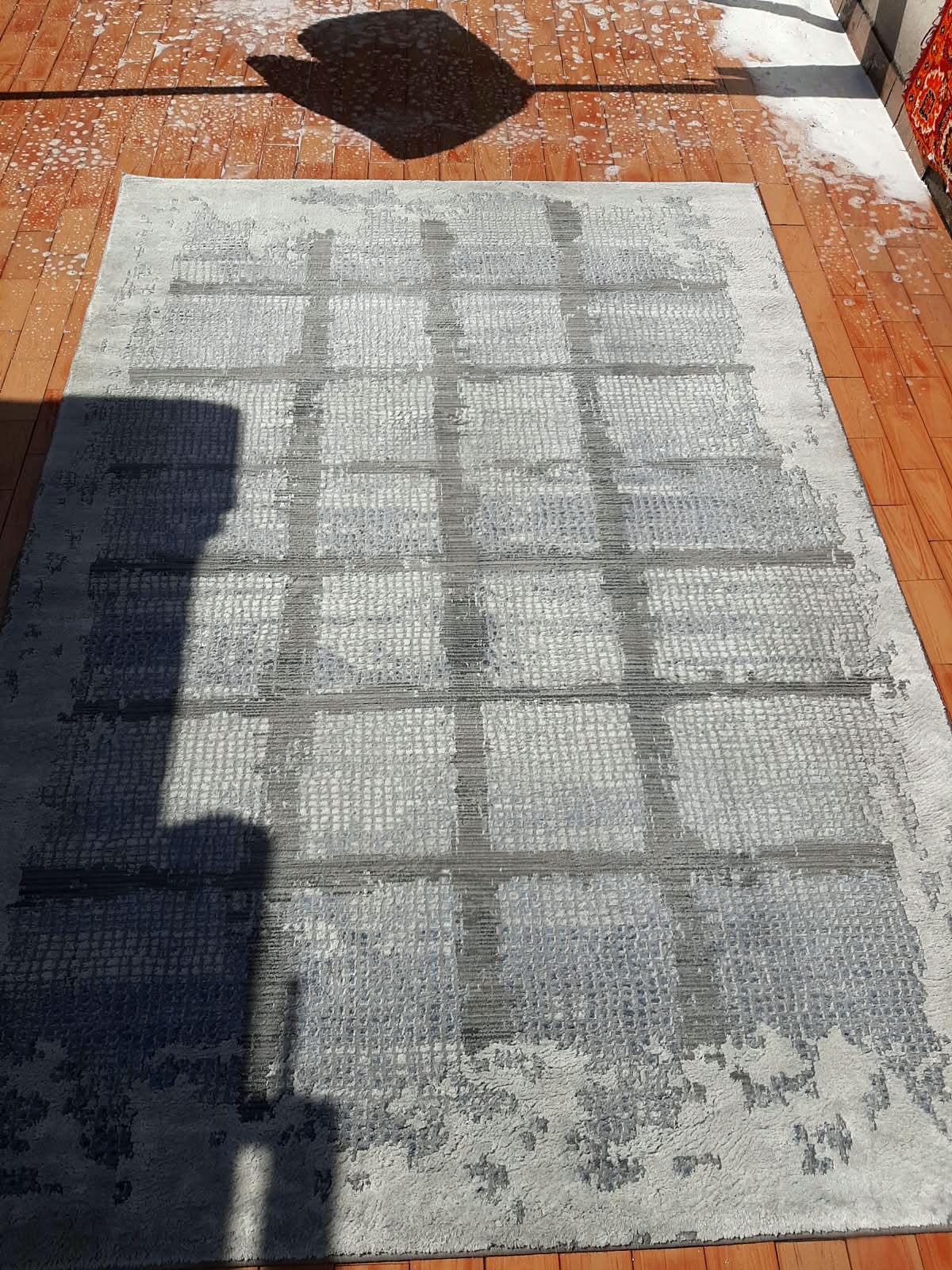 Alfombra lavada por Aseo Cristal Jireh durante su proceso de secado