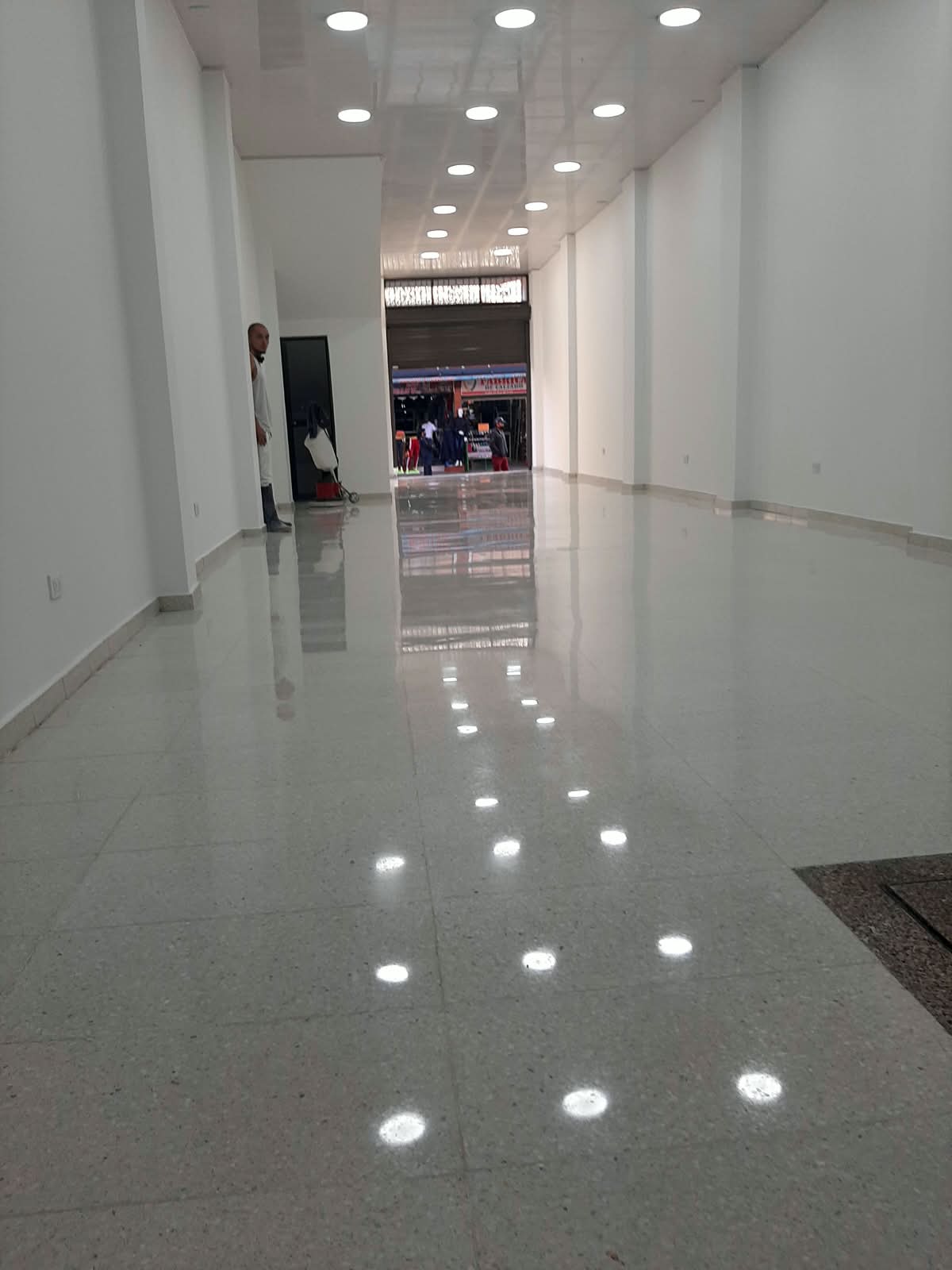 Después: Pulido de granito comercial